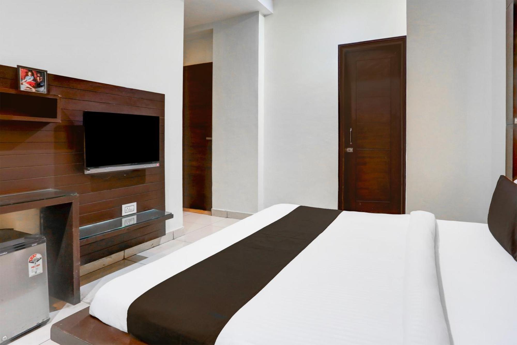 Hotel Super Collection O Railway Station Road Near Clock Tower Ludhiana Exterior foto
